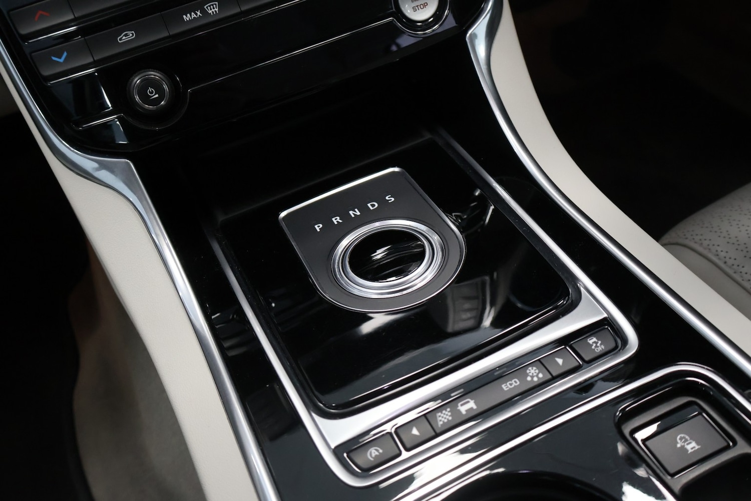 Used Jaguar XE 2015 for sale - 78219619: Photo 24