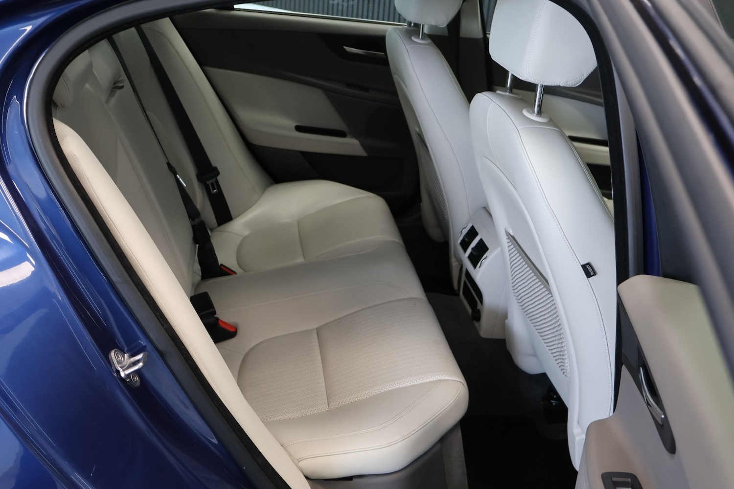 Used Jaguar XE 2015 for sale - 78219619: Photo 26