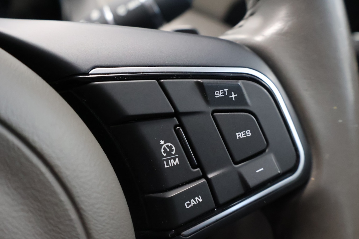 Used Jaguar XE 2015 for sale - 78219619: Photo 29