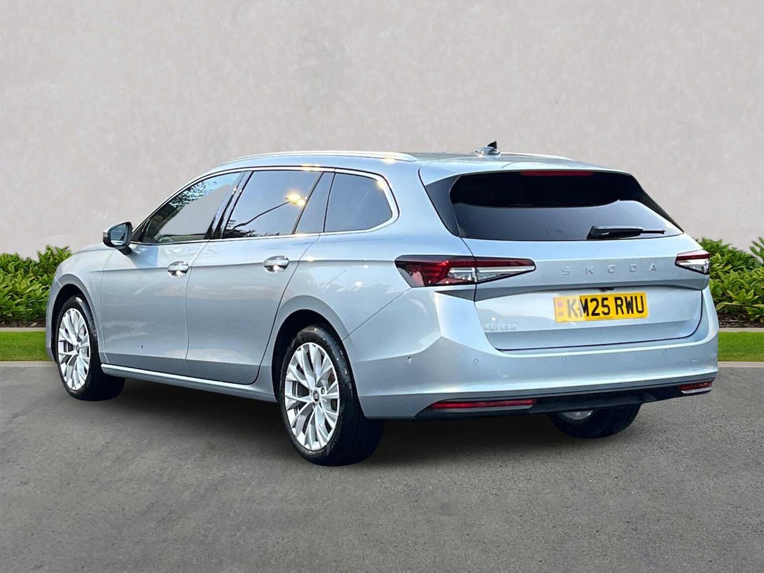 Used Skoda Superb 2025 for sale - 76748448: Photo 2