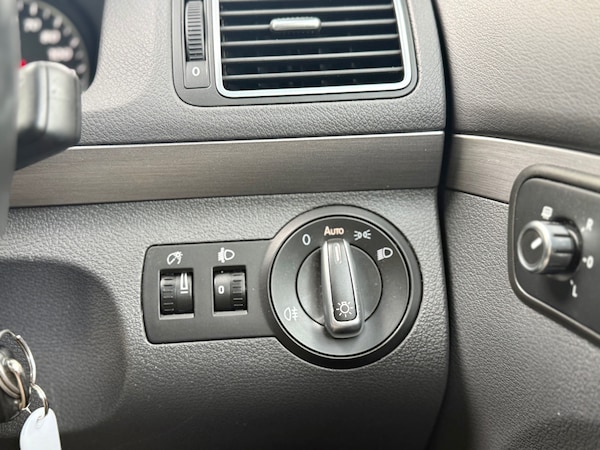 Used Volkswagen Touran 2012 for sale - 75711579: Photo 71