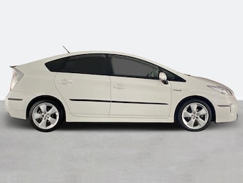 Used Toyota Prius 2015 for sale - 76206990: Photo 2