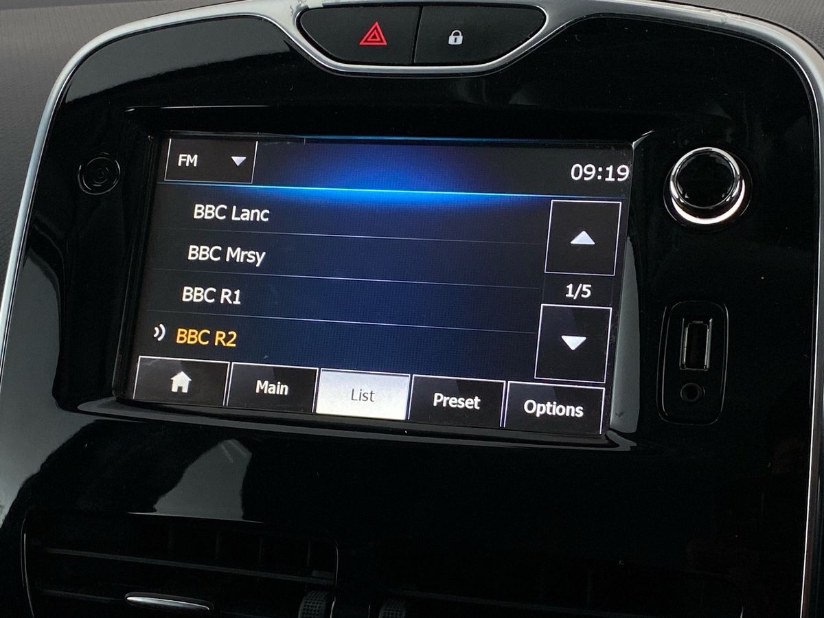 Used Renault Clio 2015 for sale - 76353281: Photo 16