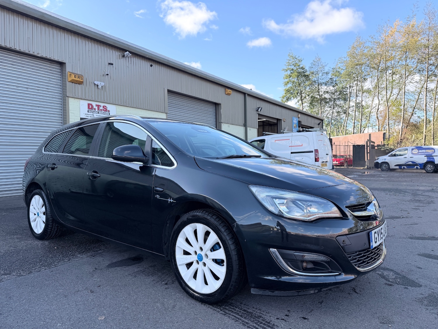 Used Vauxhall Astra 2015 for sale - 76366357: Photo 1