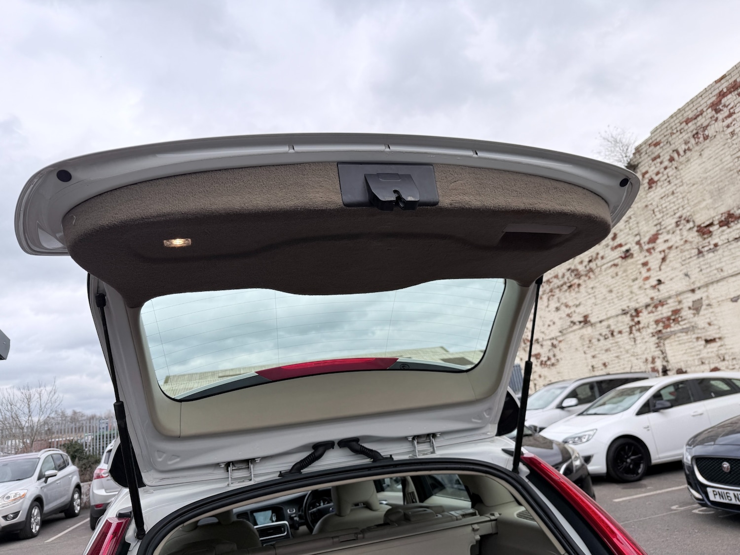 Used Volvo V60 2014 for sale - 77822635: Photo 30