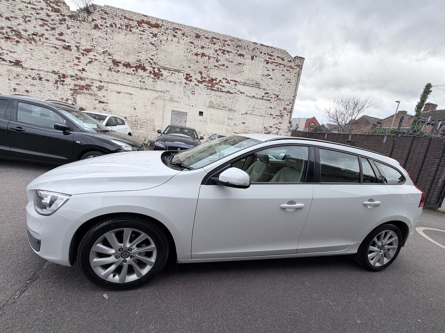 Used Volvo V60 2014 for sale - 77822635: Photo 4