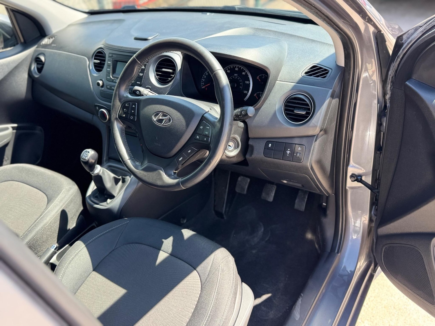 Used Hyundai i10 2017 for sale - 76987618: Photo 5