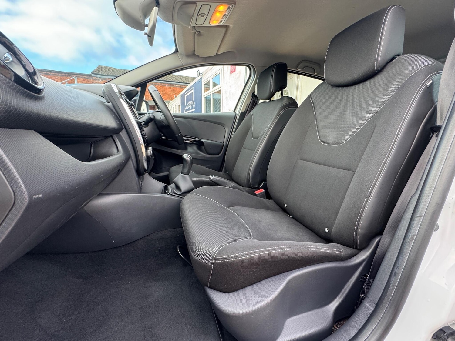 Used Renault Clio 2014 for sale - 76689296: Photo 30