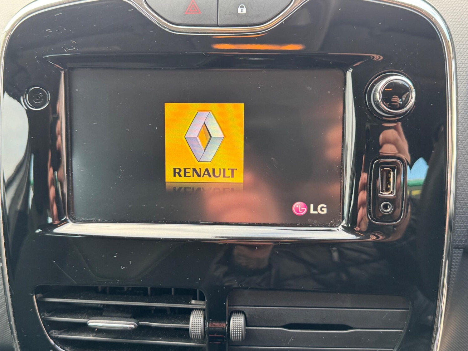 Used Renault Clio 2014 for sale - 76689296: Photo 40