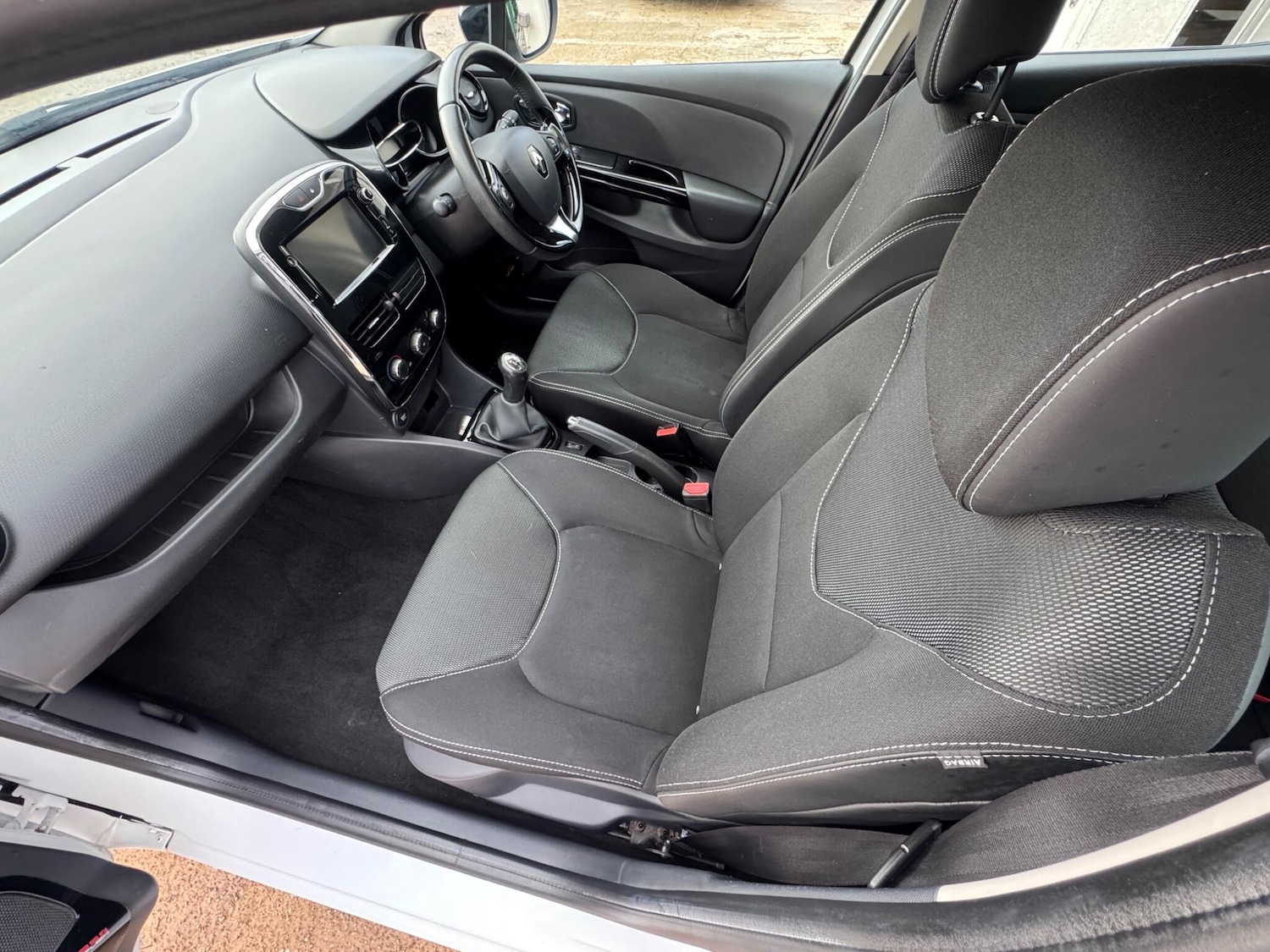 Used Renault Clio 2014 for sale - 76689296: Photo 9