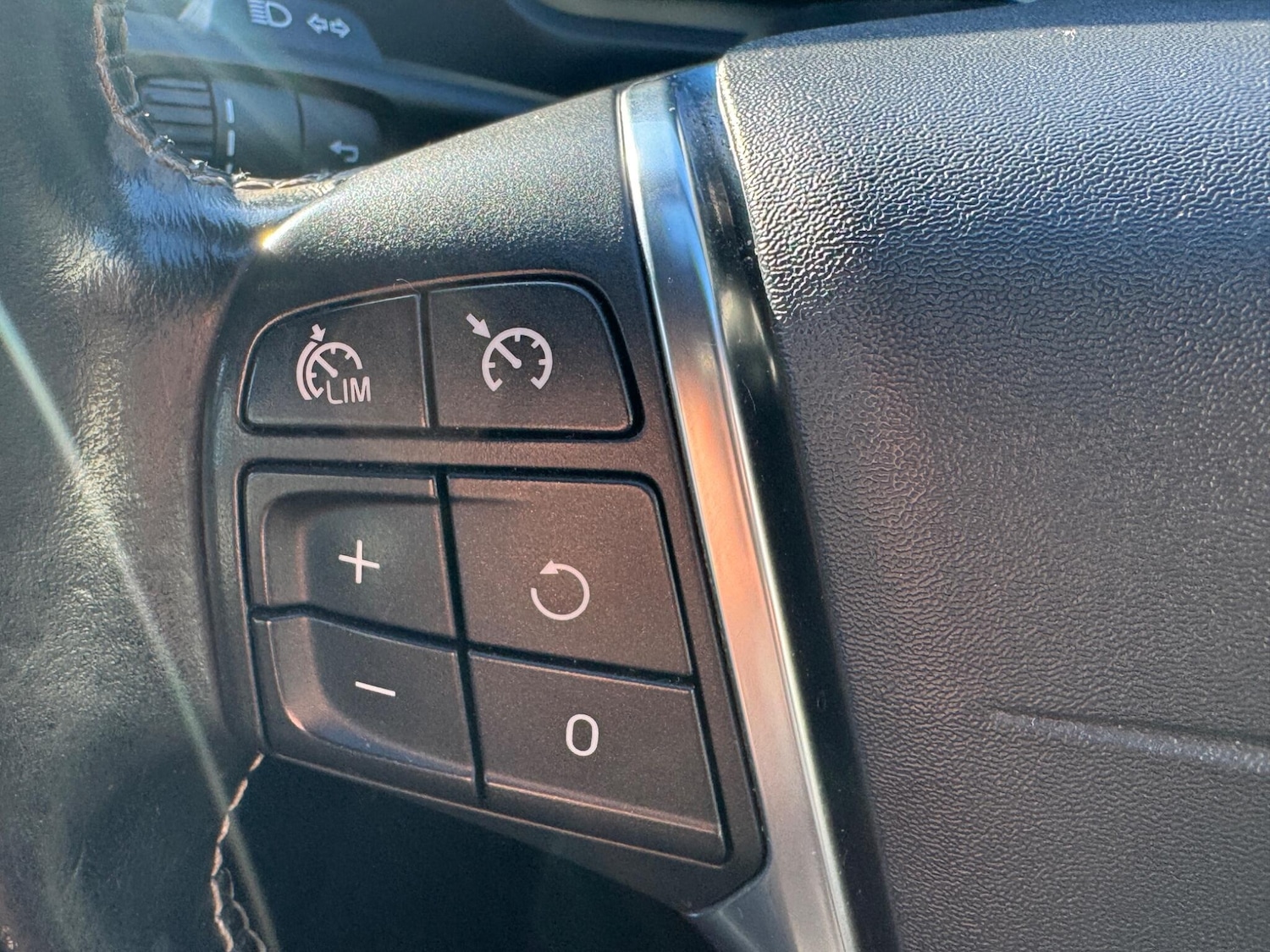 Used Volvo V40 2014 for sale - 77163436: Photo 50