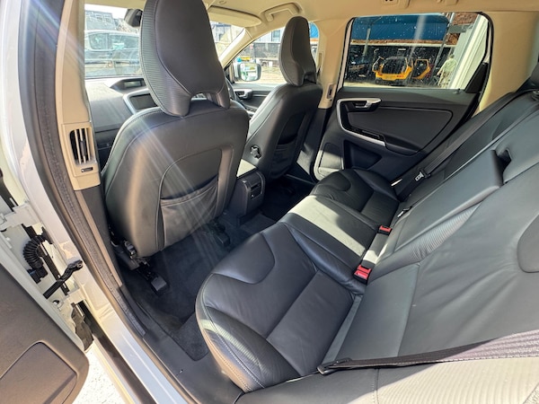 Used Volvo XC60 2010 for sale - 76189979: Photo 33