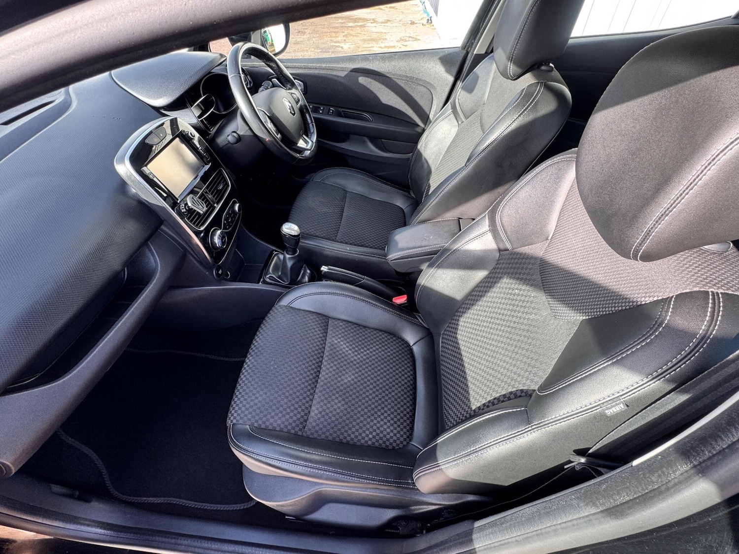 Used Renault Clio 2017 for sale - 77395871: Photo 32