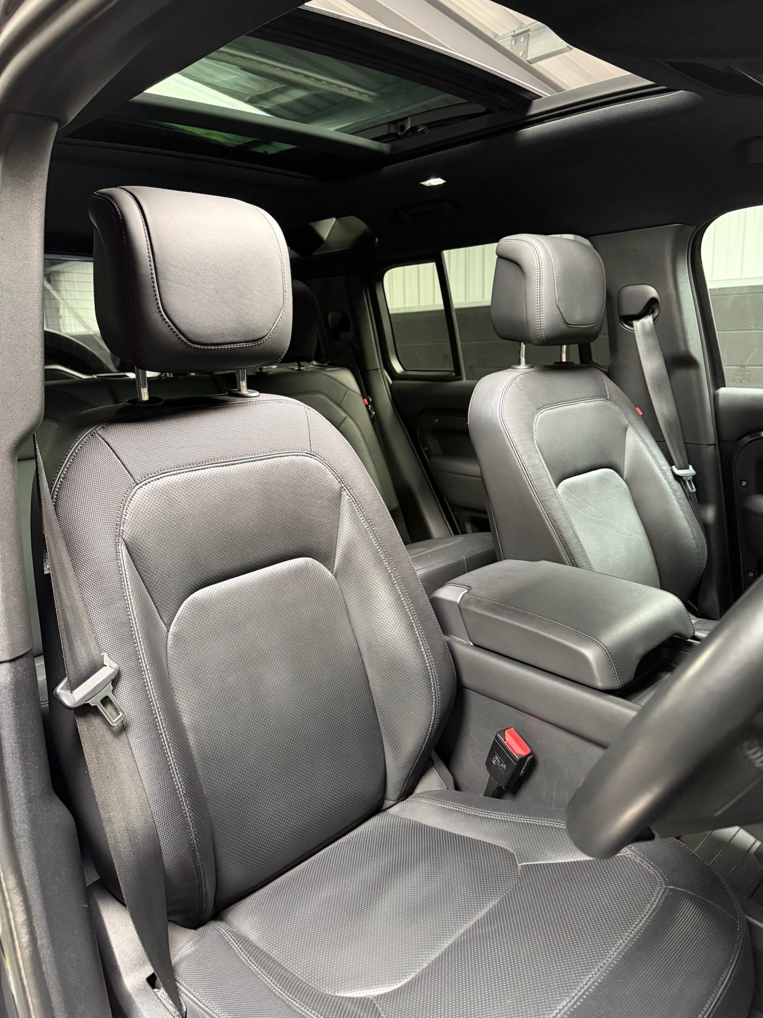 Used Land Rover Defender 110 for sale - 76727815: Photo 2