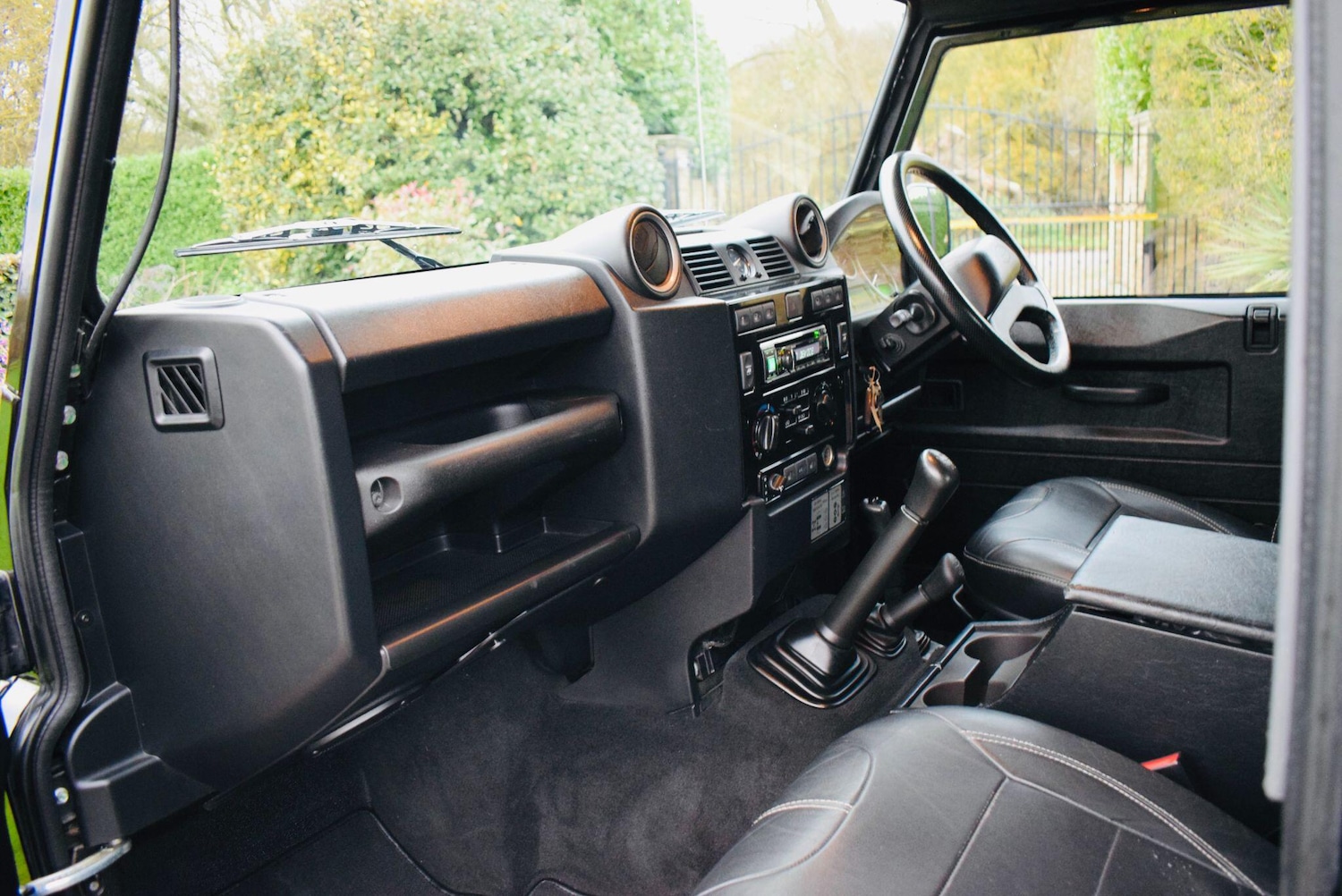 Used Land Rover Defender 90 2016 for sale - 76644978: Photo 11