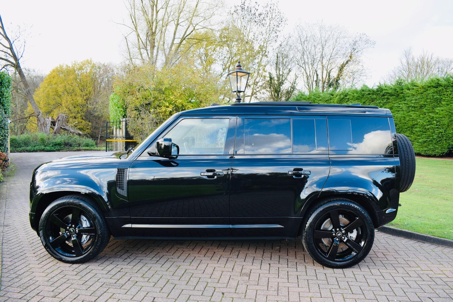 Used Land Rover Defender 2025 for sale - 76752675: Photo 2