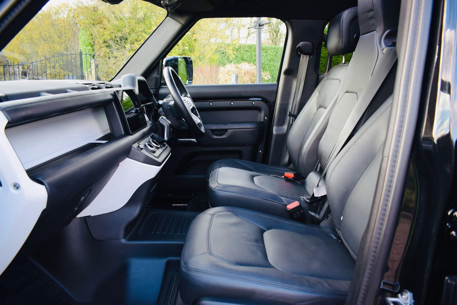 Used Land Rover Defender 2025 for sale - 76752675: Photo 3