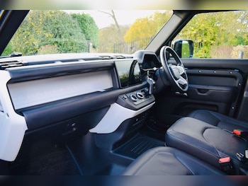 Used Land Rover Defender 2025 for sale - 76752675: Photo