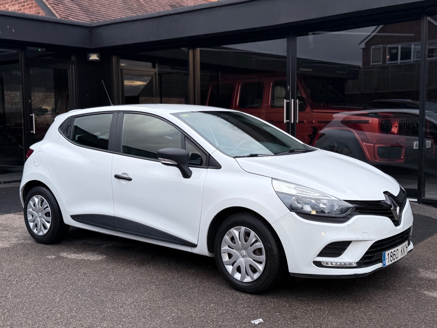 Used Renault Clio for sale - 76494116: Photo 1