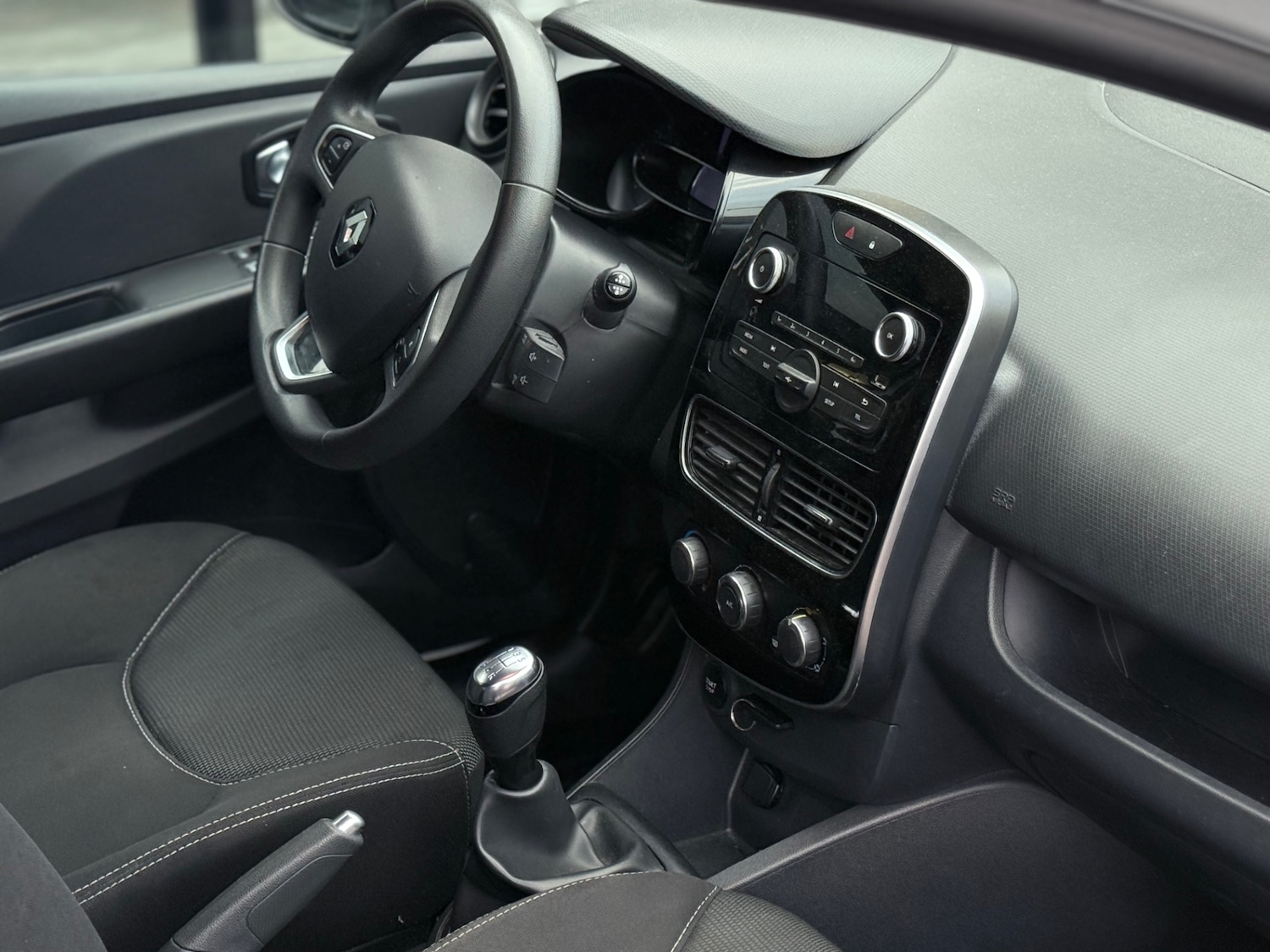 Used Renault Clio for sale - 76494116: Photo 8