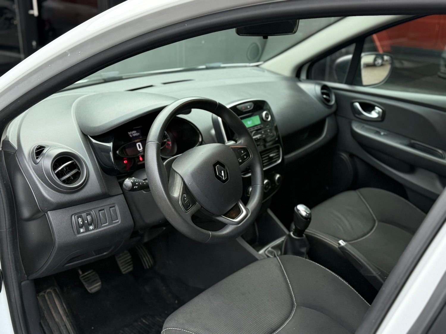 Used Renault Clio for sale - 76494116: Photo 9