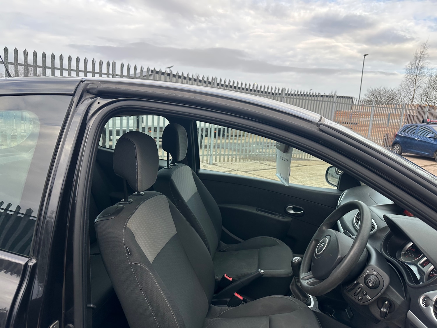 Used Renault Clio 2010 for sale - 77687382: Photo 12