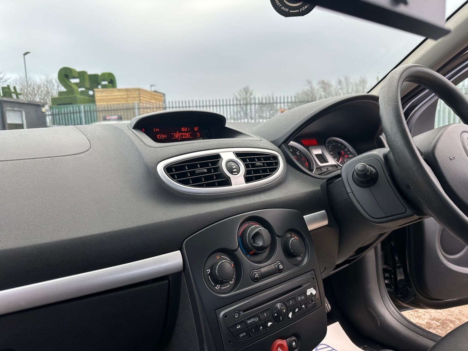 Used Renault Clio 2010 for sale - 77687382: Photo 16