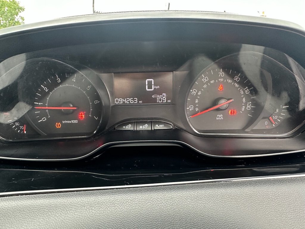 Used Peugeot 208 2014 for sale - 76323215: Photo 31