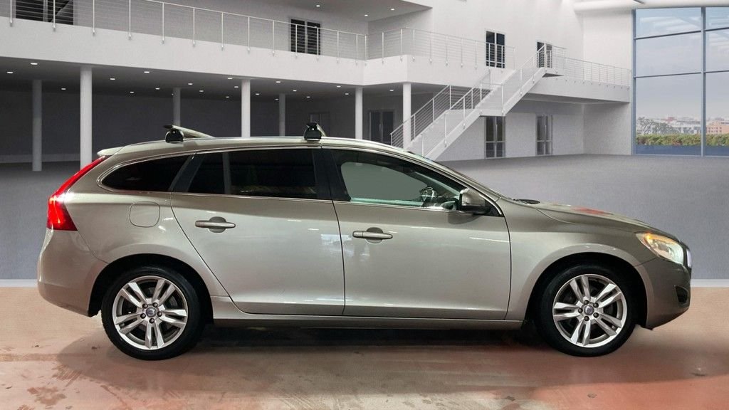 Used Volvo V60 2013 for sale - 77967075: Photo 11