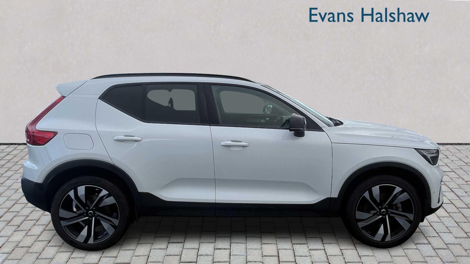 Used Volvo XC40 2025 for sale - 77862273: Photo 2