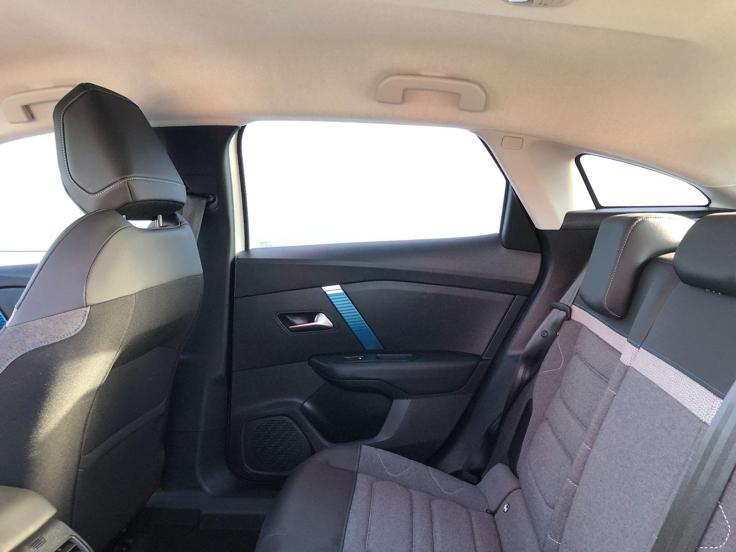 Used Citroen e-C4 2023 for sale - 76549942: Photo 15