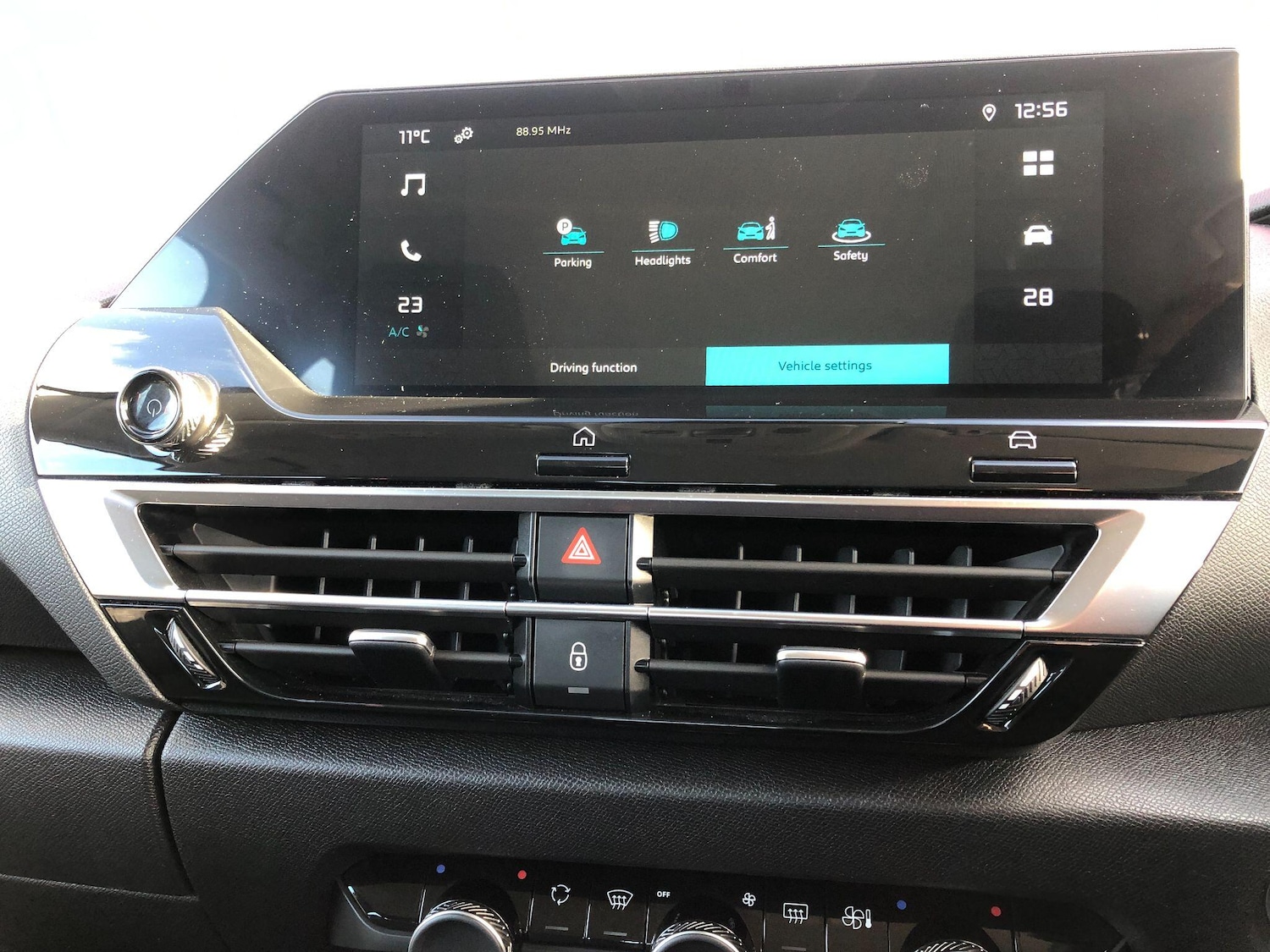 Used Citroen e-C4 2023 for sale - 76549942: Photo 27