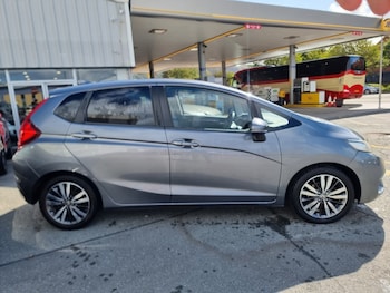 Used Honda Jazz 2017 for sale - 76105287: Photo 3