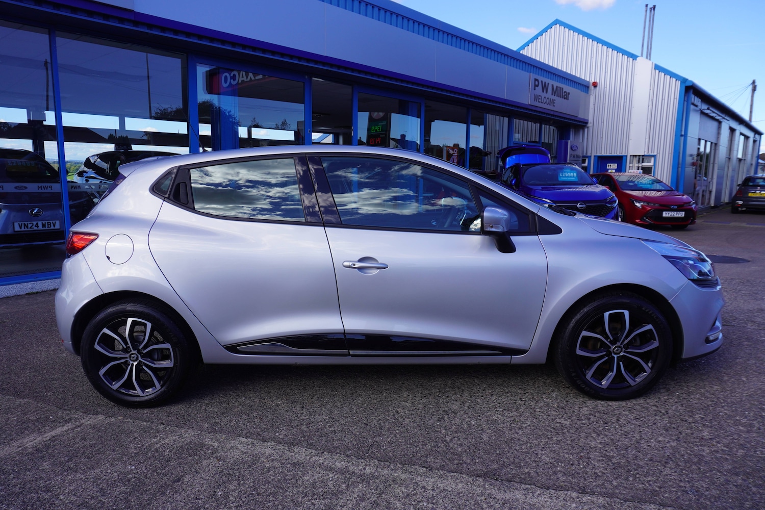 Used Renault Clio 2025 for sale - 76598717: Photo 2