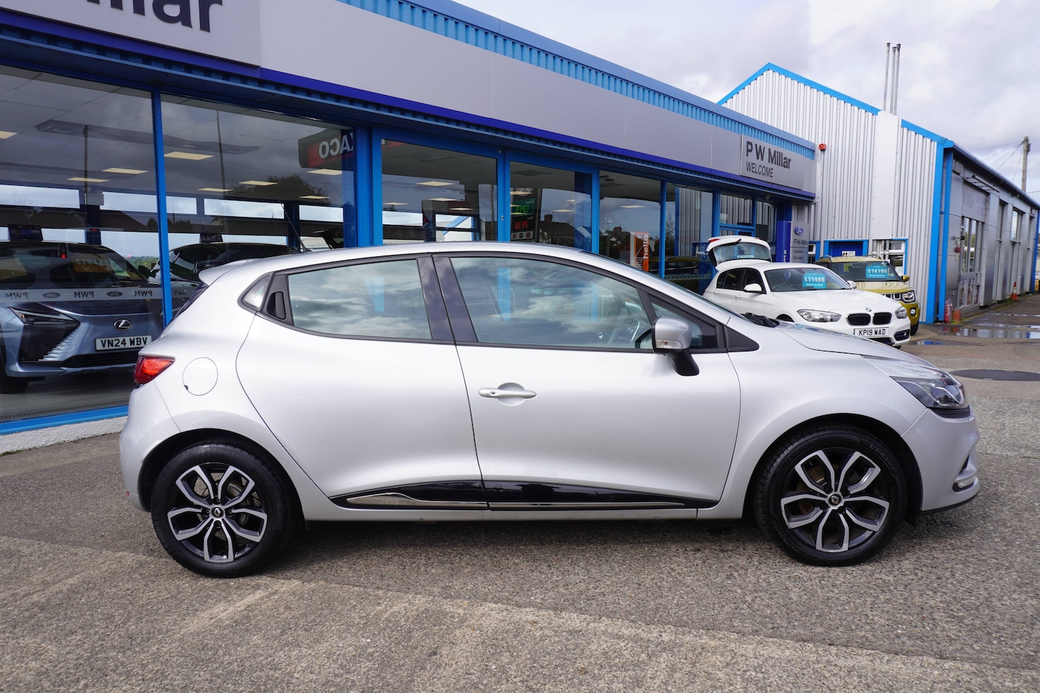 Used Renault Clio 2025 for sale - 76598679: Photo 2