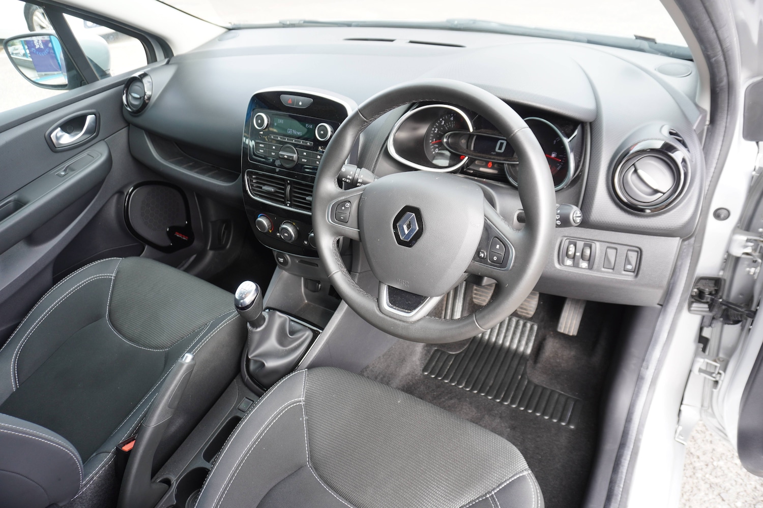 Used Renault Clio 2025 for sale - 76598679: Photo 4