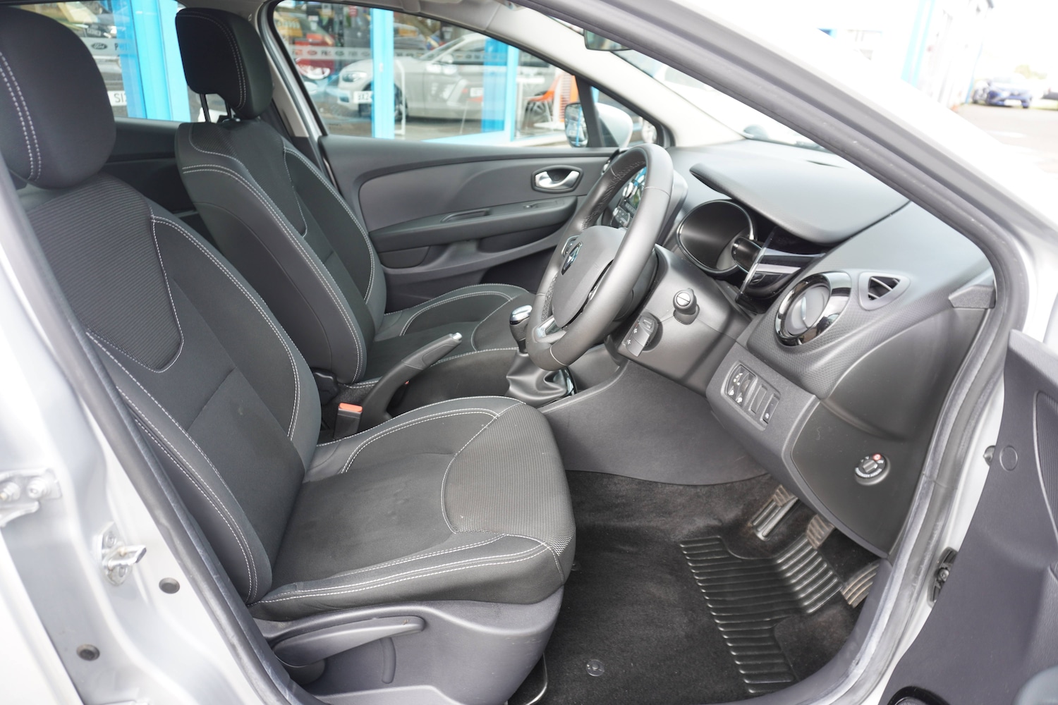 Used Renault Clio 2025 for sale - 76598679: Photo 5