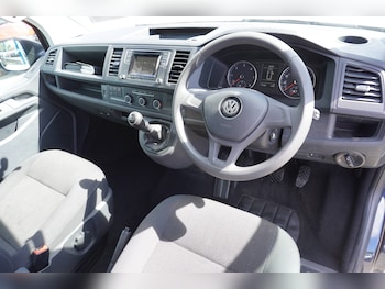 Used Volkswagen Transporter 2018 for sale - 76598640: Photo