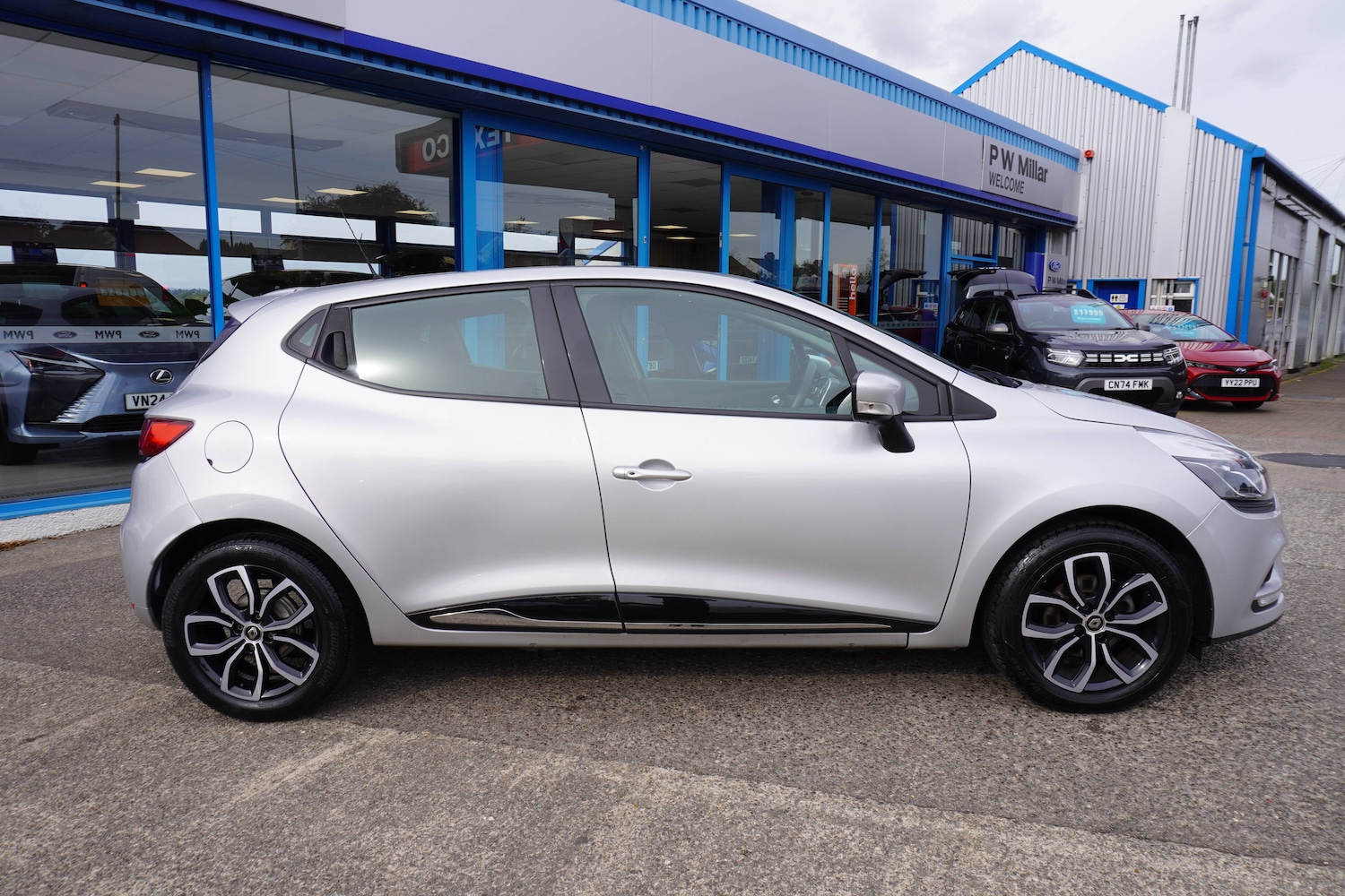 Used Renault Clio 2025 for sale - 76598620: Photo 2