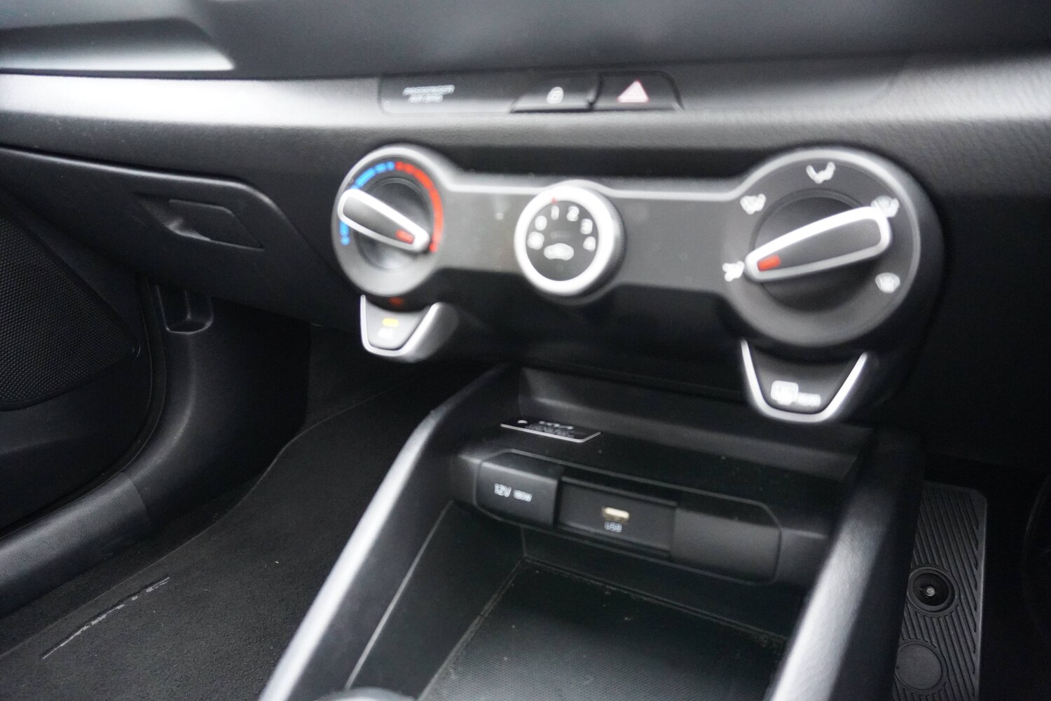 Used Kia Stonic 2023 for sale - 76598606: Photo 24