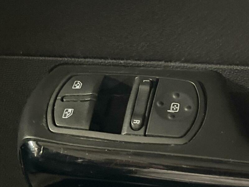 Used Vauxhall Corsa 2012 for sale - 77089563: Photo 9