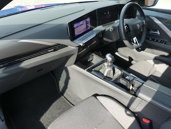 Used Vauxhall Astra 2023 for sale - 76227940: Photo 2