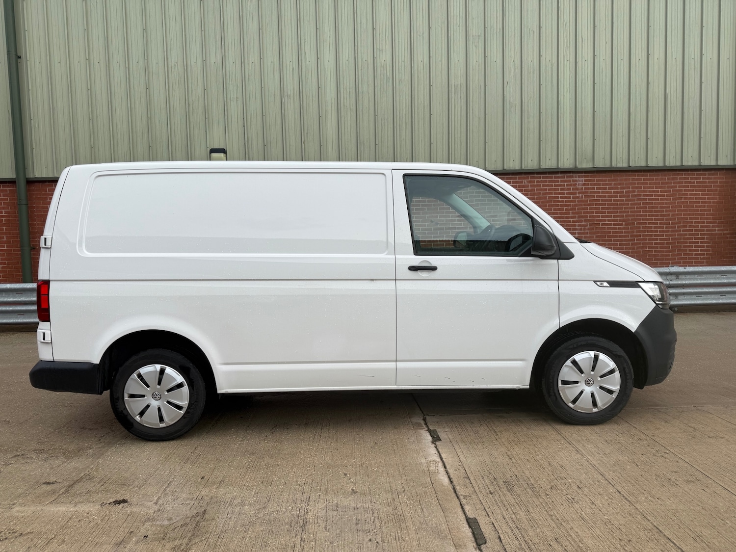 Used Volkswagen Transporter 2023 for sale - 76206236: Photo 2