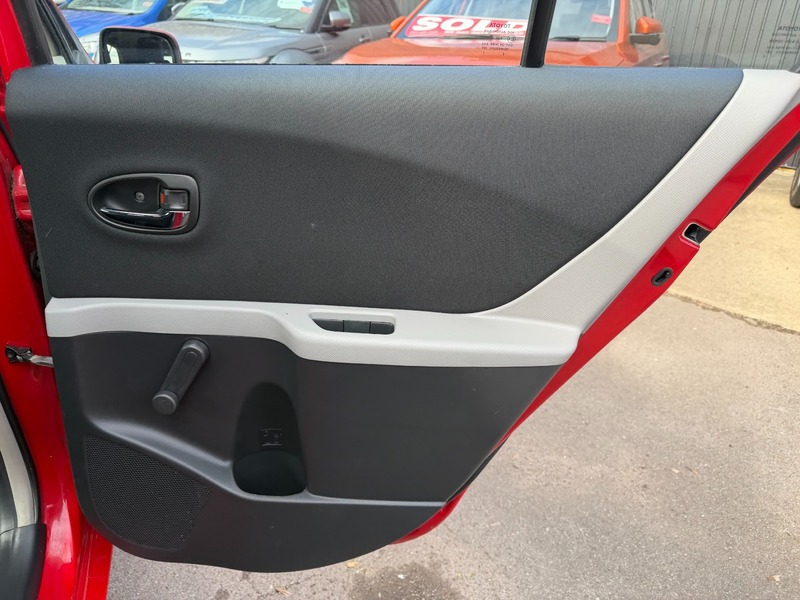 Used Toyota Yaris 2010 for sale - 78182312: Photo 31