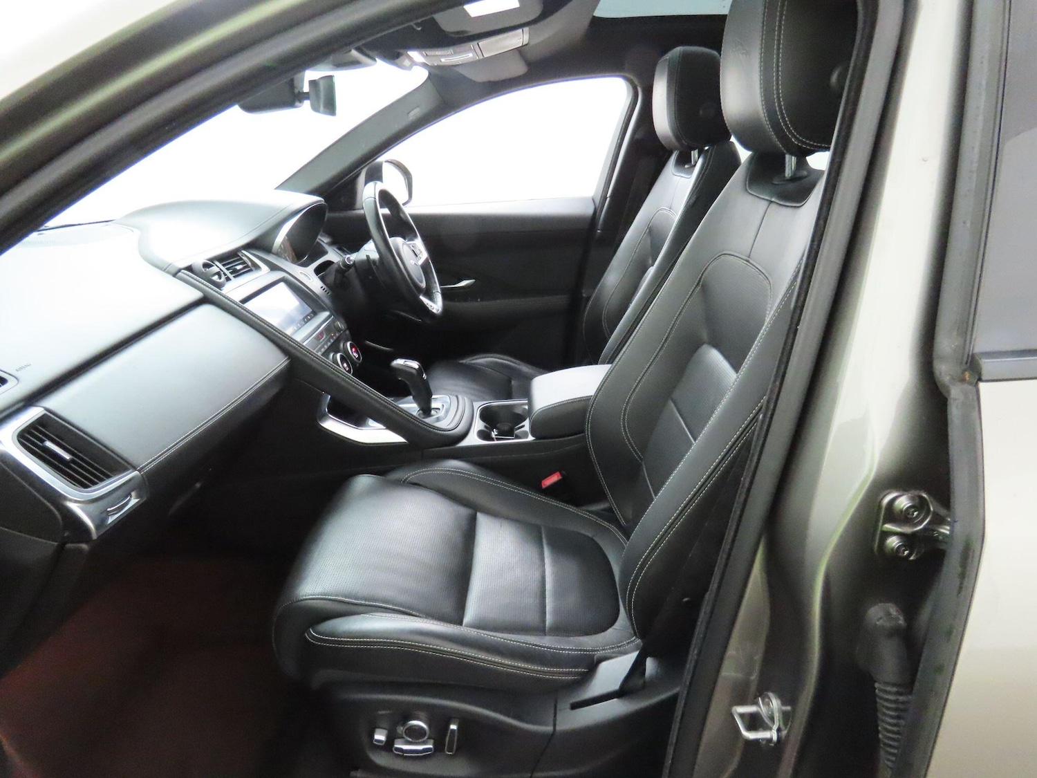 Used Jaguar E-Pace 2018 for sale - 77268104: Photo 10