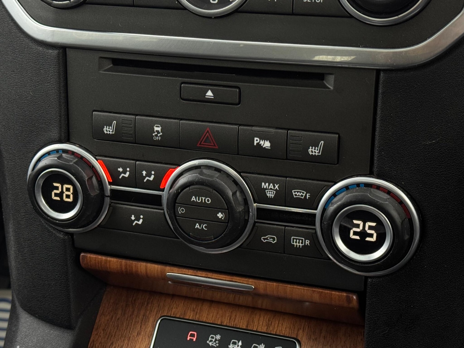 Used Land Rover Discovery 4 2015 for sale - 77268019: Photo 58