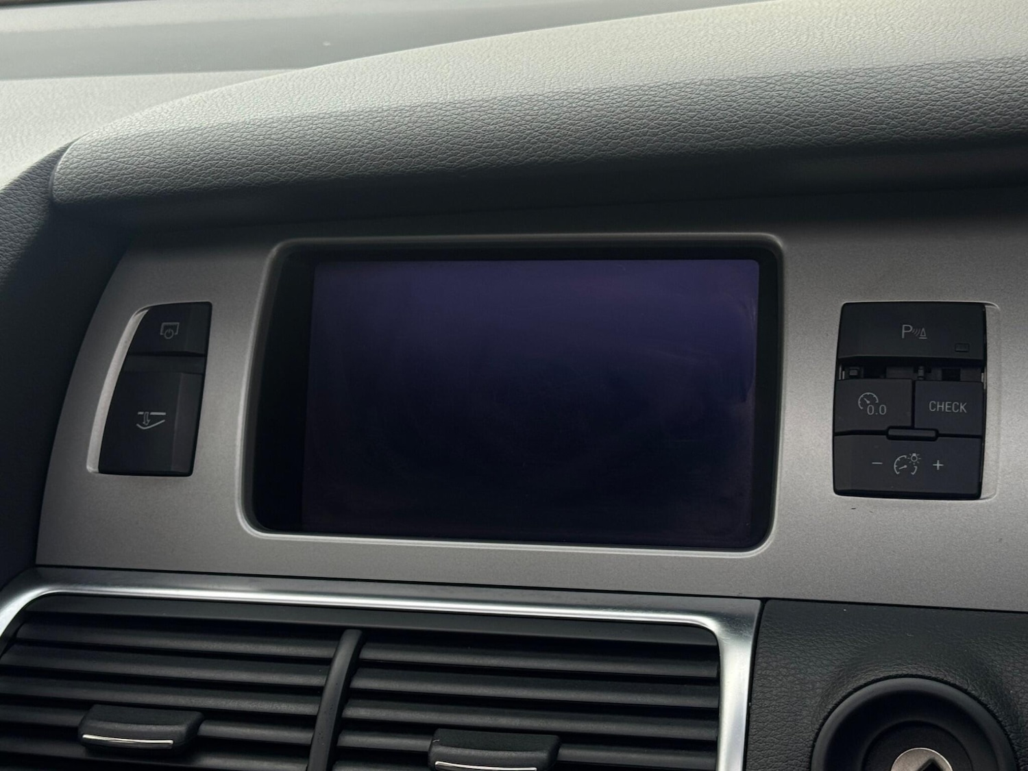 Used Audi Q7 2010 for sale - 77215471: Photo 47