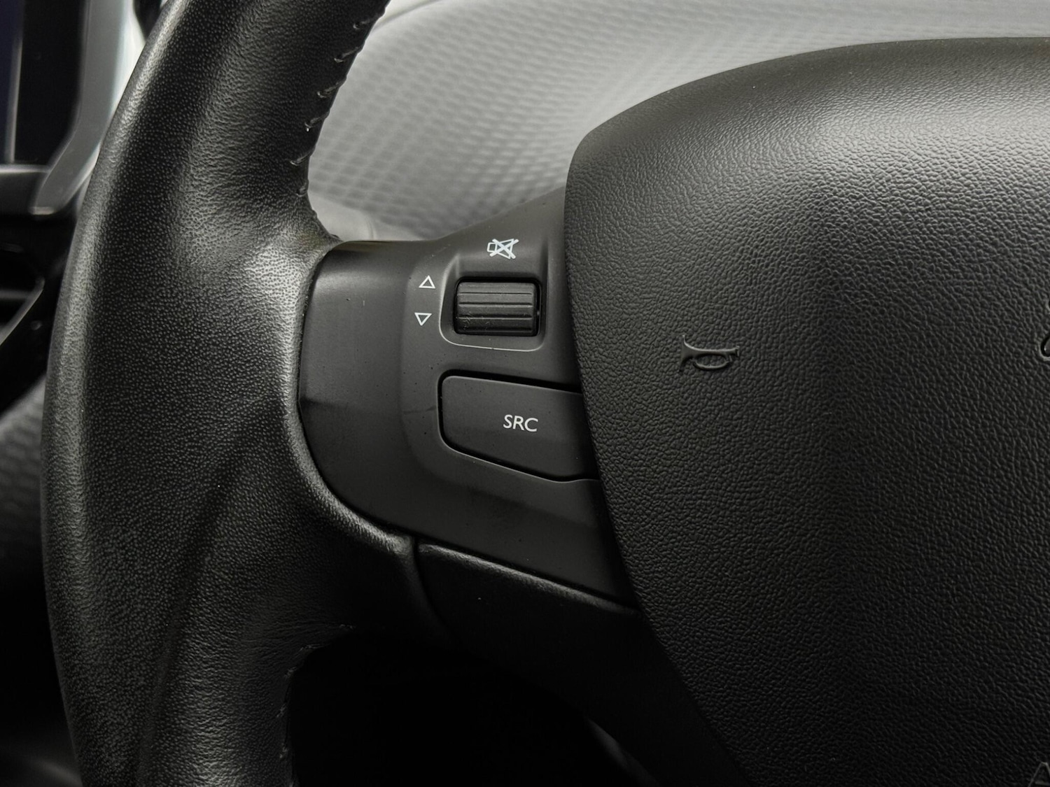 Used Peugeot 208 2017 for sale - 76122352: Photo 30