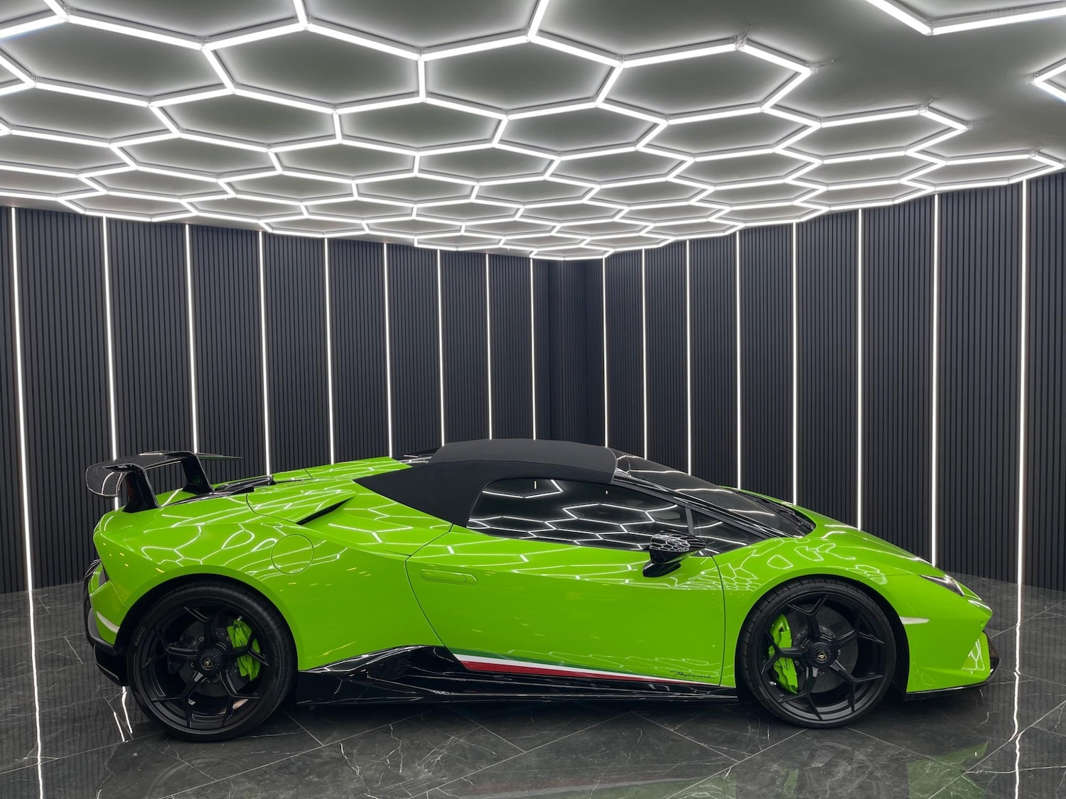 Used Lamborghini Huracan 2019 for sale - 76692912: Photo 2