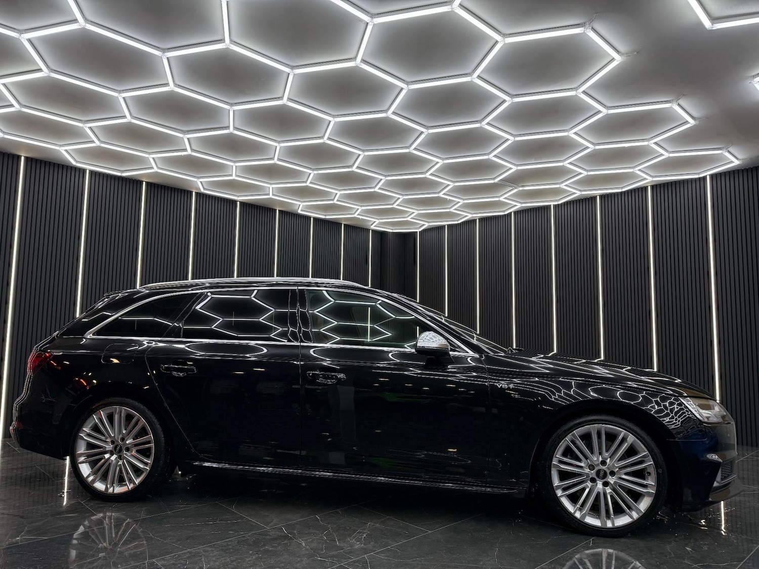 Used Audi A4 2017 for sale - 77353994: Photo 2